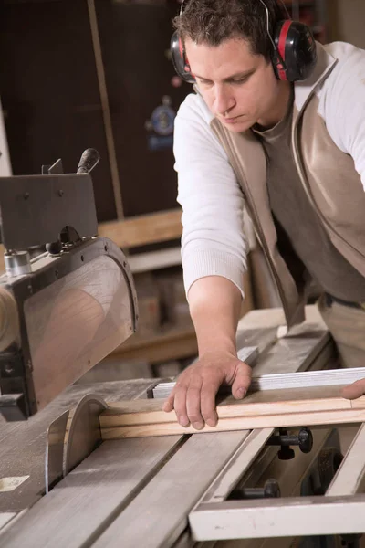 Trabajador Construcción Con Sierra Circular — Foto de Stock