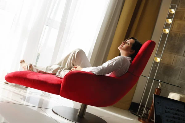 Jovem Mulher Casa Relaxante Sua Sala Estar Lliving Lendo Tablet — Fotografia de Stock