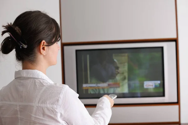 Ung Kvinna Hem Avkopplande Hennes Lliving Rum Läsande Digital Tabletpc — Stockfoto