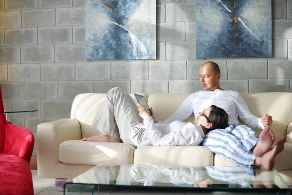 Jovem Casal Feliz Usando Computador Portátil Casa — Fotografia de Stock