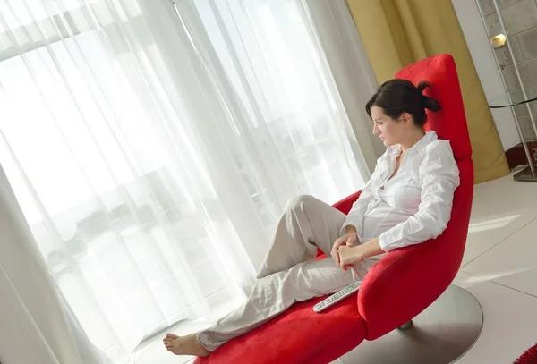 Jovem Mulher Casa Relaxante Sua Sala Estar Lliving Lendo Tablet — Fotografia de Stock