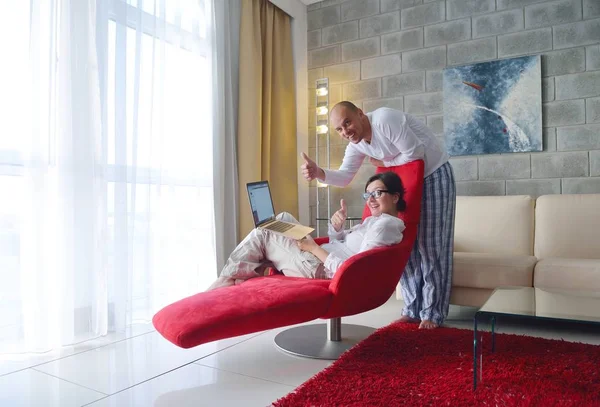 自宅でデジタル タブレット コンピューターを使用して幸せな若いカップル — ストック写真