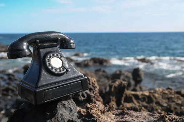 Международная Коммуникационная Винтажная Телефонная Игрушка Вулканических Скалах — стоковое фото