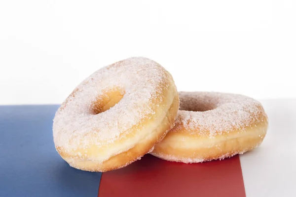 Twee Donuts Een Blauwe Rode Witte Achtergrond Geïsoleerd — Stockfoto