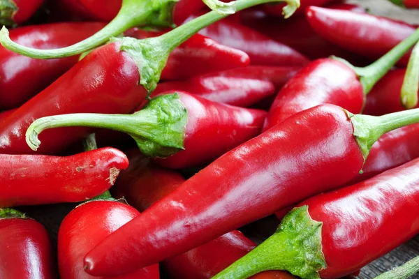 Rode Chili Pepers Een Houten Tafel — Stockfoto