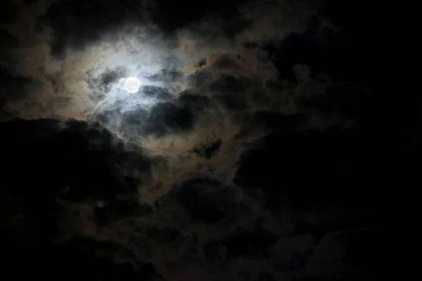 Темное Бурное Небо Луной — стоковое фото