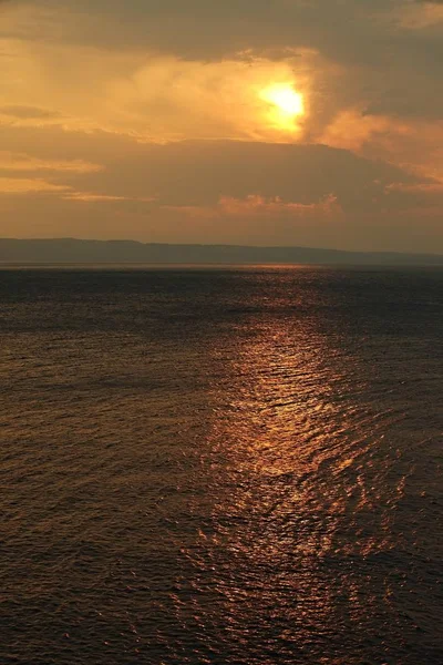 Ήλιος Δύει Στο Συννεφιασμένο Ουρανό Στη Θάλασσα — Φωτογραφία Αρχείου