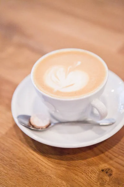 Penutup Espresso Dan Susu Latte Berbasis Dalam Cangkir Dengan Bentuk — Stok Foto