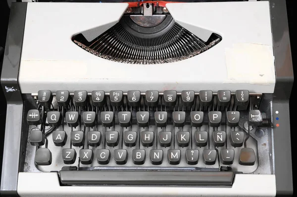 Eine Alte Reise Oldtimer Schreibmaschine Auf Schwarzem Hintergrund — Stockfoto