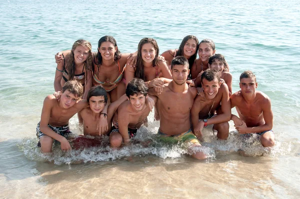 Grupo Adolescentes Felizes Praia — Fotografia de Stock