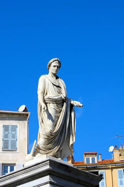 Statua Una Bella Donna Una Piazza Marmo — Foto Stock