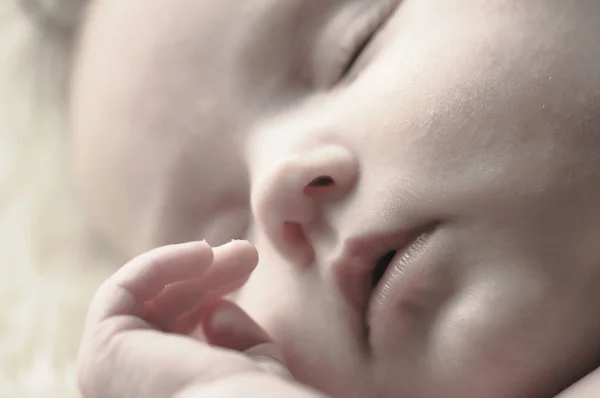 Sluiten Van Baby Meisjes Zoete Kleine Hoofd Gezicht — Stockfoto