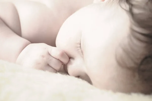 Sluiten Van Baby Meisjes Zoete Kleine Hoofd Gezicht — Stockfoto