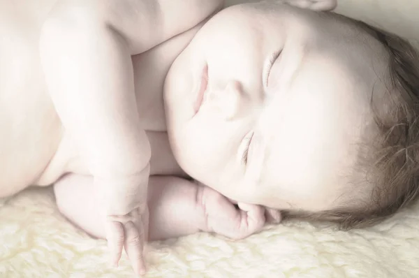 赤ちゃんの女の子の甘い小さな頭と顔のクローズアップ — ストック写真