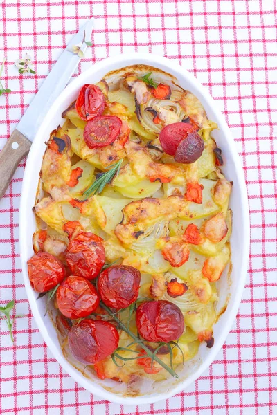 Hausgemachte Kartoffelauflauf Mit Gerösteten Tomaten — Stockfoto