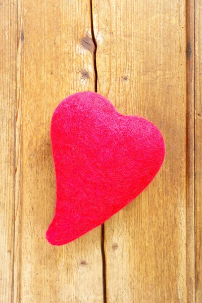 Coeur Feutre Rouge Dans Fissure Planche Bois Symbole Amour Saint — Photo