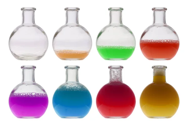 Acht Glasflaschen Mit Farbigen Flüssigkeiten Vor Weißem Hintergrund — Stockfoto