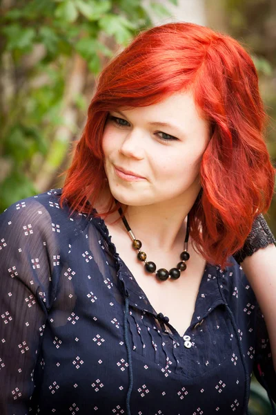 Красивая Рыжая Молодая Женщина — стоковое фото