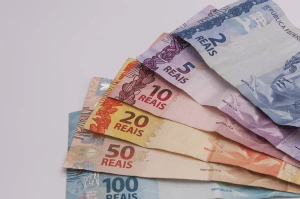 Unos Billetes Moneda Brasileña Real Sobre Fondo Blanco — Foto de Stock