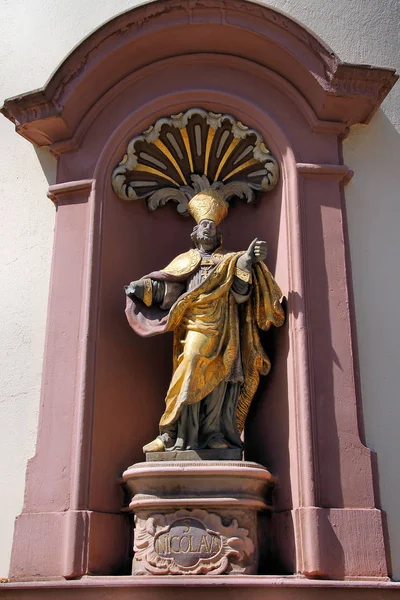 Skulptur Staty Ung Kvinna Kyrka — Stockfoto