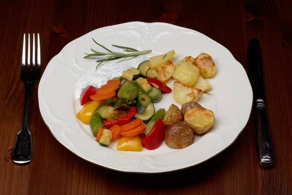 Teller Mit Gemüse Und Ofenkartoffeln — Stockfoto