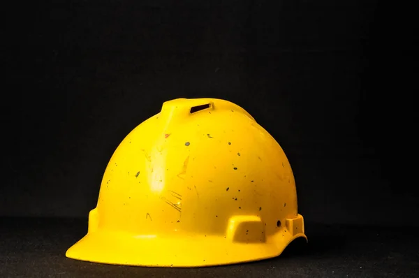 黒地に黄色の安全ヘルメット — ストック写真