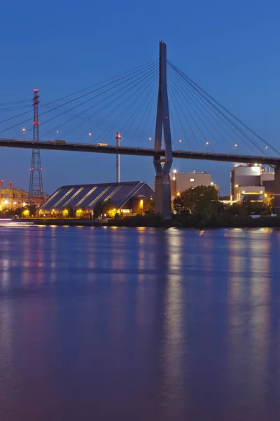 夜に撮影されたハンブルクのKoehlbrand橋の橋脚と張力ケーブル — ストック写真