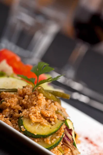 Couscous Hidangan Dengan Sayuran — Stok Foto