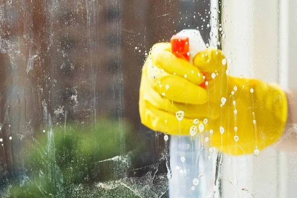 Schäumende Flüssigkeit Auf Fensterglas Beim Waschen Aus Sprühflasche — Stockfoto