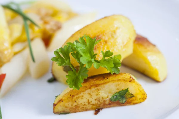 Hemlagad Sommarlean Cuisine Stekt Sparris Sallad Och Stekt Potatis — Stockfoto