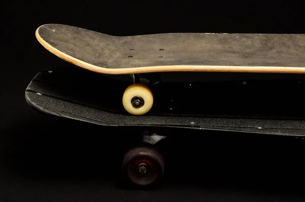Vintage Style Black Skateboard Sobre Fondo Negro — Foto de Stock