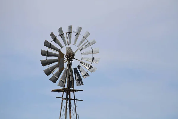 Malerischer Blick Auf Die Landschaft Mit Windmühlenbau — Stockfoto