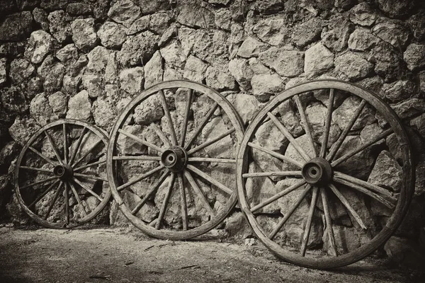 村里的旧木轮 — 图库照片
