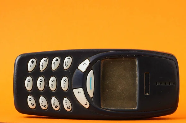 現代が古いヴィンテージの大まかな携帯電話モデル — ストック写真