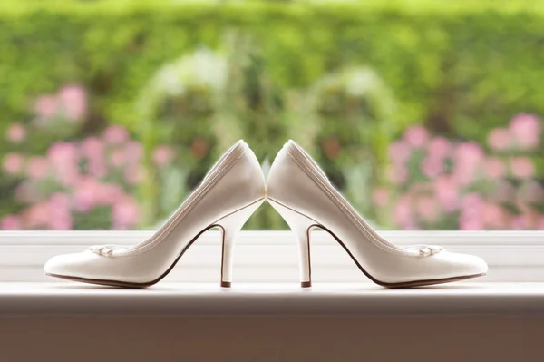 Sapatos Casamento Branco Noiva Por Uma Janela — Fotografia de Stock