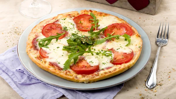 Pizza Com Manjericão Tomate Fresco Mussarela — Fotografia de Stock