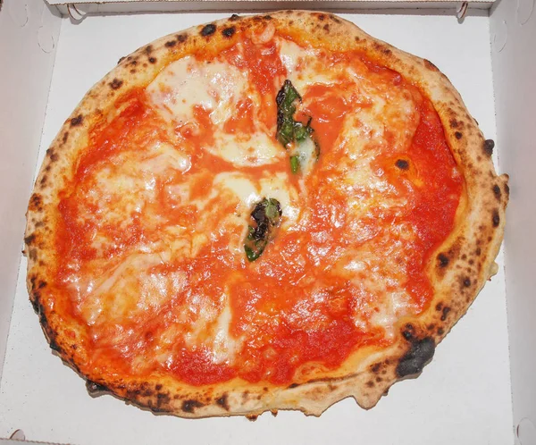 Pizza Italiana Margherita Margarita Com Tomate Queijo Mozzarella Uma Caixa — Fotografia de Stock