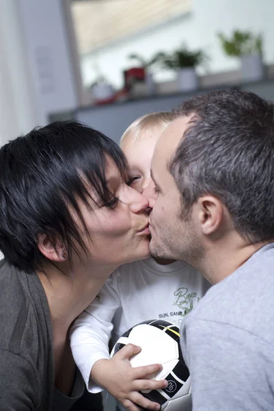 Família Beijo Sua Própria Casa — Fotografia de Stock