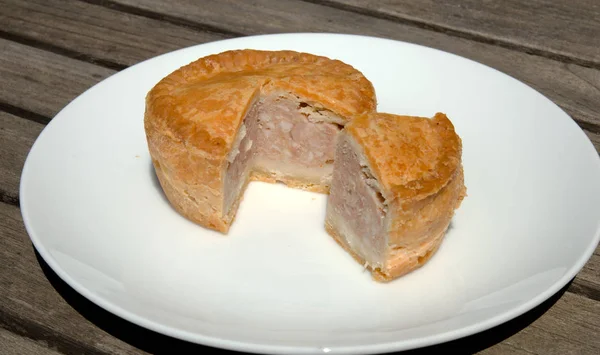 Schweinekuchen Mit Scheibe Auf Teller Geschnitten — Stockfoto