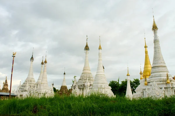 Estadísticas Doradas Del Templo Budista Myanmar — Foto de Stock