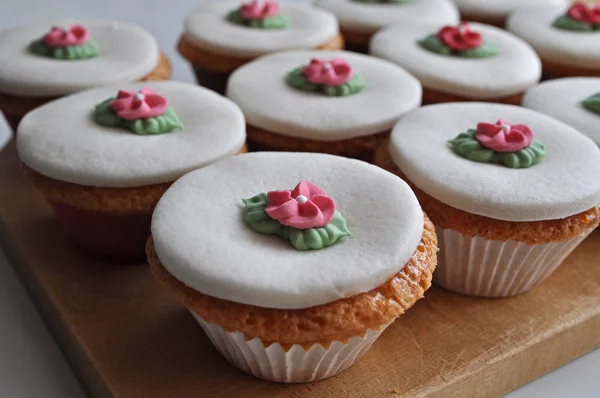 Leckere Cupcakes Auf Hintergrund Nahaufnahme — Stockfoto