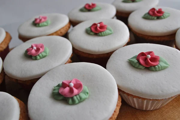 Savoureux Cupcakes Sur Fond Gros Plan — Photo