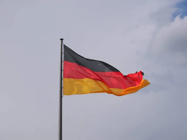 Tysklands Nationella Flagga Över Blå Himmel — Stockfoto