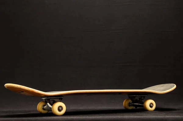 Estilo Vintage Black Skate Fundo Preto — Fotografia de Stock