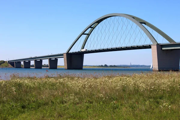 Γέφυρα Κατά Μήκος Του Ποταμού Στην Πόλη Της Riga — Φωτογραφία Αρχείου