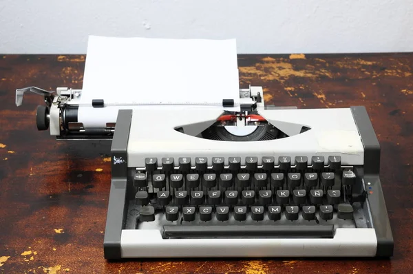 Velha Máquina Escrever Viagem Vintage Uma Mesa Madeira Marrom — Fotografia de Stock