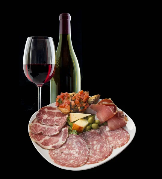 Prato Antipasti Italiano Frios Com Uma Garrafa Vinho Tinto Vidro — Fotografia de Stock