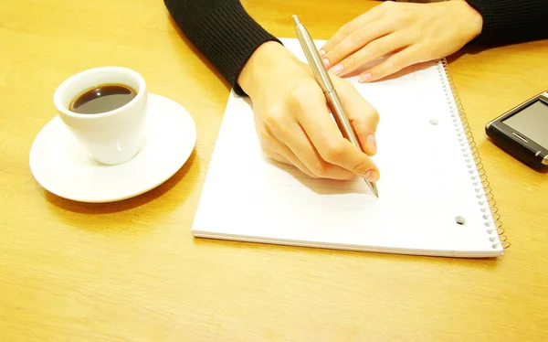Бизнесмен Пишет Ручку Пустой Бумаге — стоковое фото