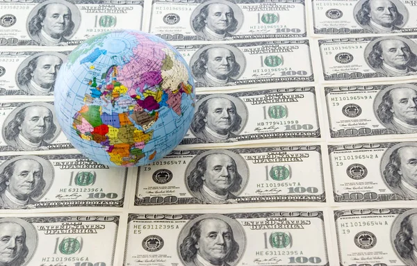 Ein Globus Und Dollars Sind Isoliert Auf Einer Weißen Fläche — Stockfoto
