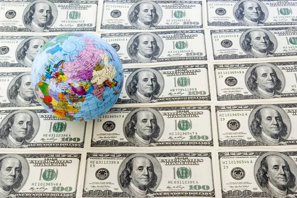 Ein Globus Und Dollars Sind Isoliert Auf Einer Weißen Fläche — Stockfoto